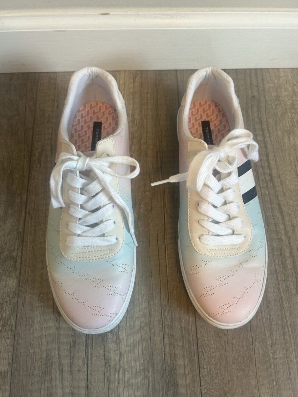 Tommy Hilfiger TWLAYLEE Women’s Sneakers Size 10M Pastel Stripe Casual Shoes - Picture 2 of 12